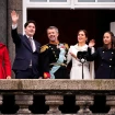 Familia real de Dinamarca saludando desde el balcón.