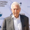 Mario Vargas Llosa, posando en un evento.