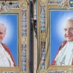 LOS TAPICES CON IMAGENES DE JUAN PABLO II Y JUAN XXIII YA LUCEN EN SAN PEDRO portada