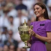 Kate Middleton sujeta el trofeo de Wimbledon.