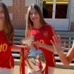 Leonor y Sofía, con el trofeo de la Eurocopa.