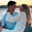 Álvaro Morata y Alice Campello abrazados y felices en un barco.