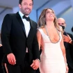 Ben Affleck y Jennifer López riendo juntos.