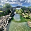 El rio Sella a su paso por Cangas de Onís es un lugar ideal para nadar, sobre todo por la belleza de su entorno, marcado por su famoso puente romano.