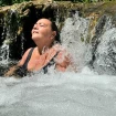 María del Monte bañándose en una pequeña cascada