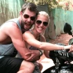 Chris Hemsworth y Elsa Pataky posan juntos montados en una moto