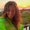 Nuria Roca posa sonriente delante de una puesta de sol