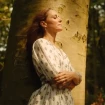 Kate Middleton meditando en medio de un bosque