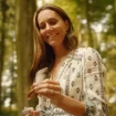 Kate Middleton sonriente con una pluma de ave en su mano