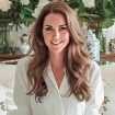 Kate Middleton sentada en un sofá de palacio.