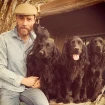 James Middleton con sus perros.