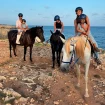 David Bisbal y Rosanna Zanneti con sus hijos montando a caballo.