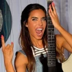 Pilar Rubio con una guitarra.