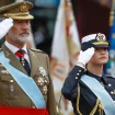 El rey Felipe y su hija Leonor saludando a las tropas.