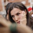 La Reina ha atendido al mayor número de vecinos que ha podido en ese tenso momento.