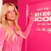 Paris Hilton delante de una puerat de suite rosa.