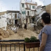 Una mujer observa varias casas dañadas en Chiva tras la DANA.