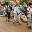 Un grupo de voluntarios participa en las labores de limpieza de las calles de Catarroja.