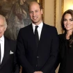 El príncipe Guillermo junto a su padre, Carlos III, y su mujer, Kate Middleton.