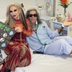 Alaska y Mario en el hospital tras el accidente del cantante