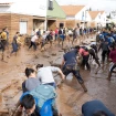 Voluntarios barriendo barro en Valencia.