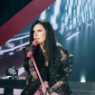 Laura Pausini sufre una brutal caída en pleno concierto