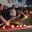 Asistentes portan velas en el homenaje en el barranco del Poyo a los fallecidos por la dana que arrasó parte de la zona, cuando se cumple un mes de la catástrofe. EFE