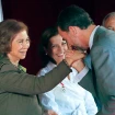 Felipe VI besando la mano a su madre la reina Sofía.