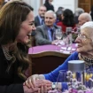 Kate Middleton con Yvonne Bernstein, superviviente del Holocausto.