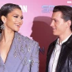 Zendaya y Tom Holland riendo juntos en un photocall