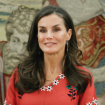 Así escoge la Reina Letizia sus vestidos: el secreto que destapa un diseñador