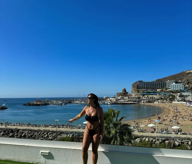 Anabel Pantoja, muy guapa posando en biquini y con Gran Canaria de fondo.