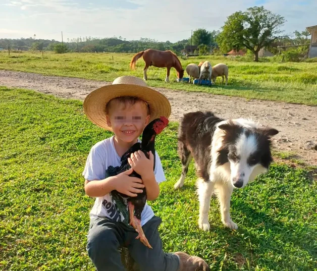 El 'Bebé campesino' con sus animales en la granja.