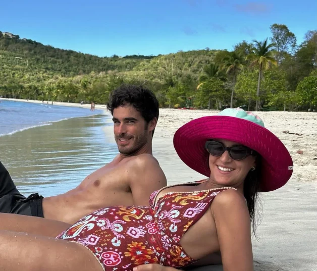 Marta Pombo y su pareja posando en la playa.