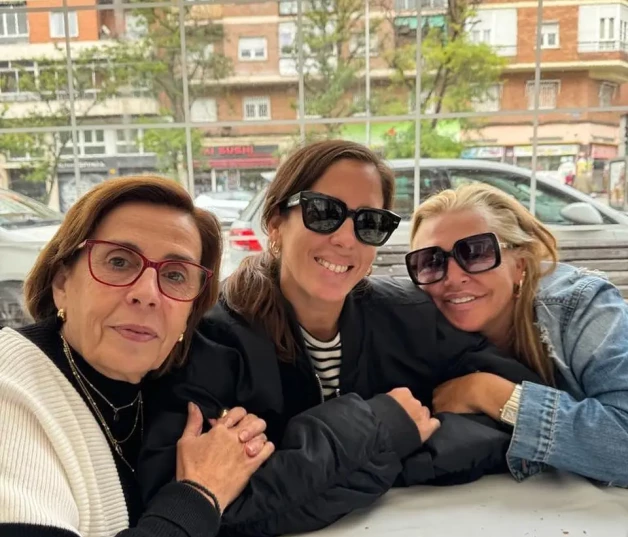 Belén Esteban considera a Anabel Pantoja como de su familia. En esta imagen las dos colaboradores con la madre de Anabel.