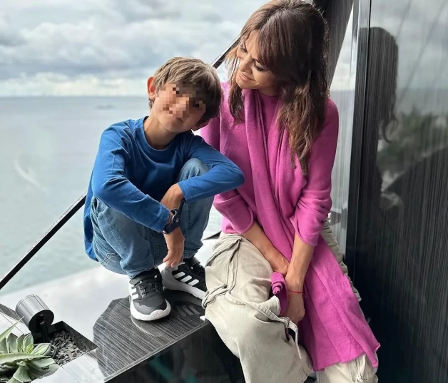 Maria José Suarez con su hijo de crucero