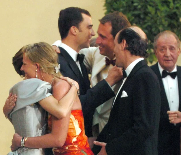 Simoneta Gómez Acebo y su esposo, José Miguel Fernández Sastrón saluda al Principe Felipe y Letizia en 2004