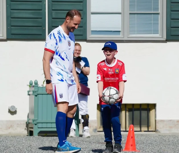 Haakon juega a futbol