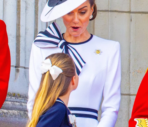 Kate Middleton hablando a su hija Charlotte