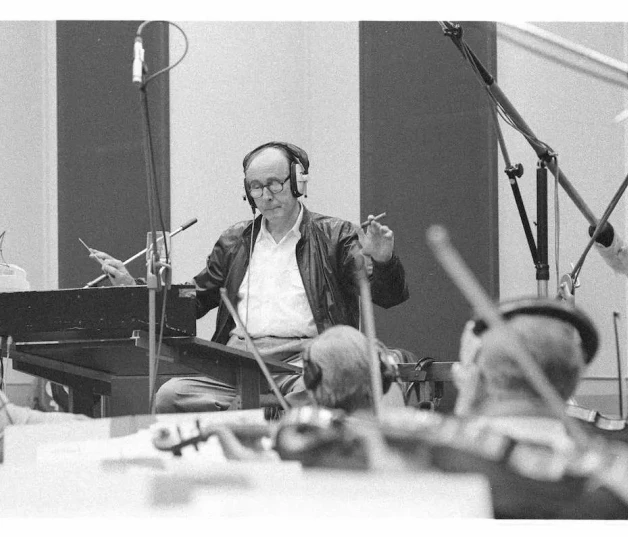 Henry Mancini en el estudio de grabación