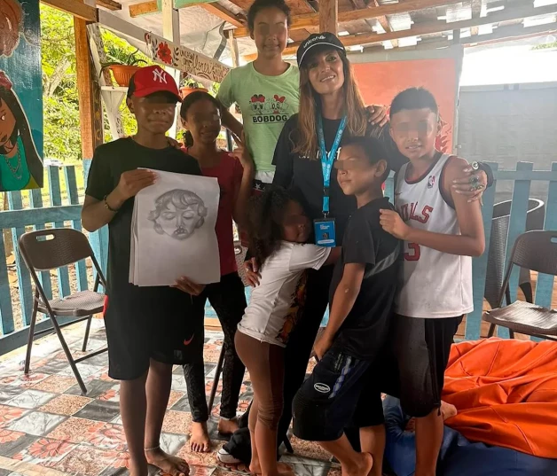 Sara Carbonero con niños en Panamá