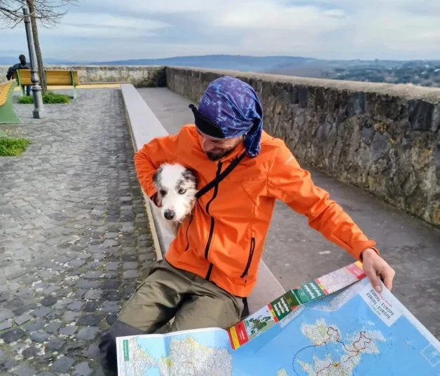 Antonio Gallardo mirando un mapa