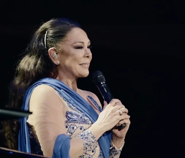 Isabel Pantoja cantando