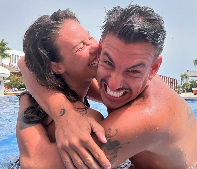 Jessica Bueno y Luitingo bromeando y riendo juntos en una piscina.