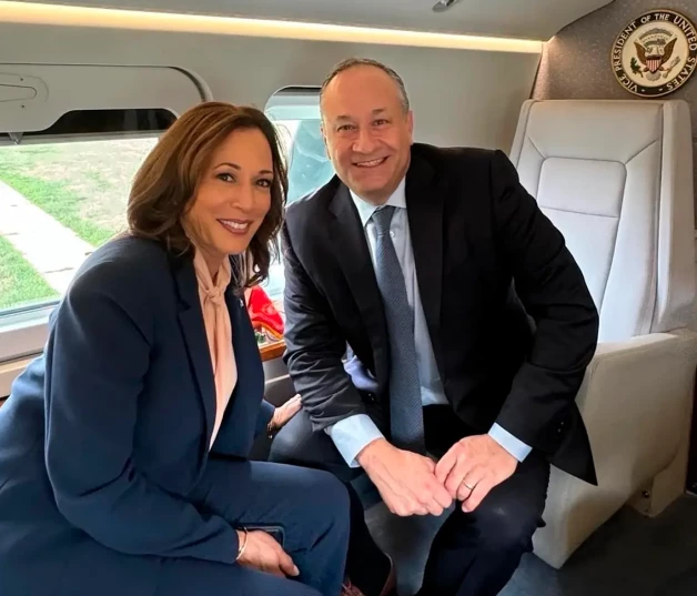 Kamala Harris con su marido.