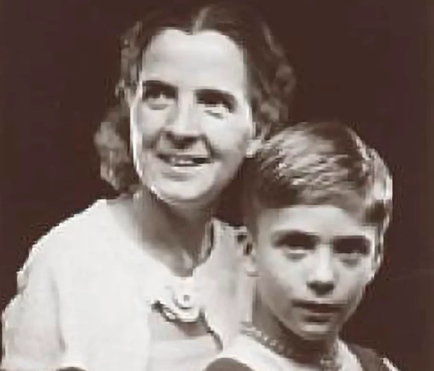 Michael Ende de niño con su madre, Luise, a la que estuvo muy unido.