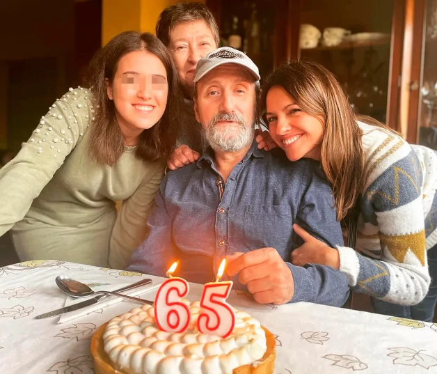 José Luis Gil rodeado de los suyos en el día de su cumpleaños delante de un pastel con velas