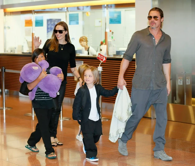 Brad y Angelina con algunos de sus hijos cuando aun eran una familia, hace años.