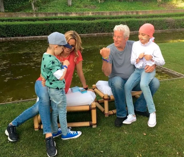 Alejandra Silva y Richard Gere con dos niños enfermos de cáncer.