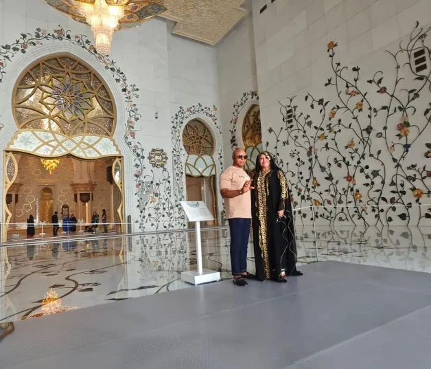 Isi y Raquel durante su visita al templo.